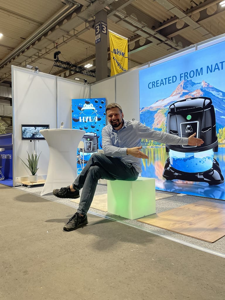 HYLA auf der Thüringen Ausstellung in Erfurt: 9 Tage Messe, die uns als Team auf ein neues Level gehoben haben 5 Felix Kraft von gesundundsauber, Geschftsführer der Oswald & Kraft GbR auf einen illuminierten Würfel