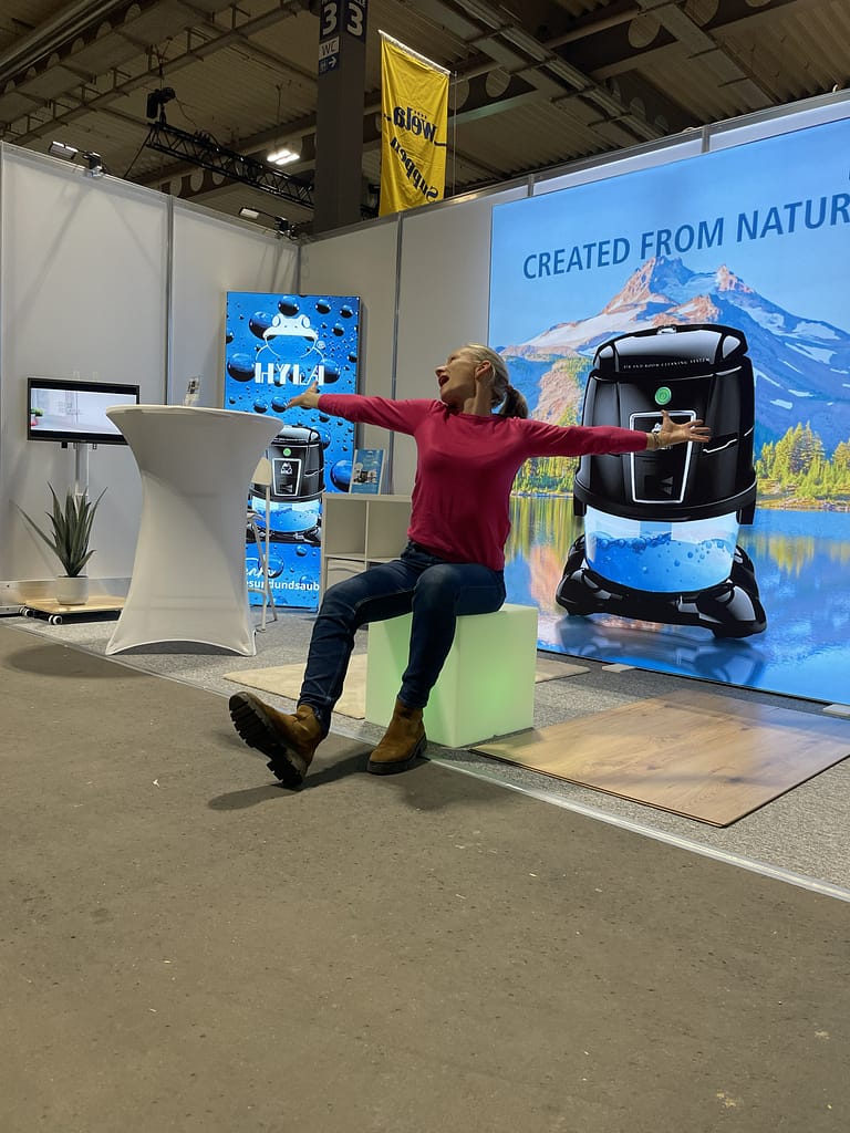 HYLA auf der Thüringen Ausstellung in Erfurt: 9 Tage Messe, die uns als Team auf ein neues Level gehoben haben 6 Carolin Oswald von gesundundsauber, Geschftsführerin der Oswald & Kraft GbR auf einen illuminierten Würfel