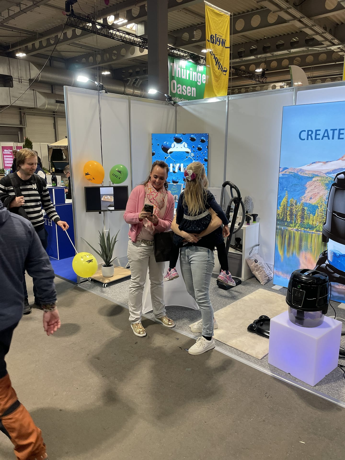 HYLA auf der Thüringen Ausstellung in Erfurt: 9 Tage Messe, die uns als Team auf ein neues Level gehoben haben 7 Kundenberatung am Stand von Hyla in Erfurt auf der Thüringen Ausstellung