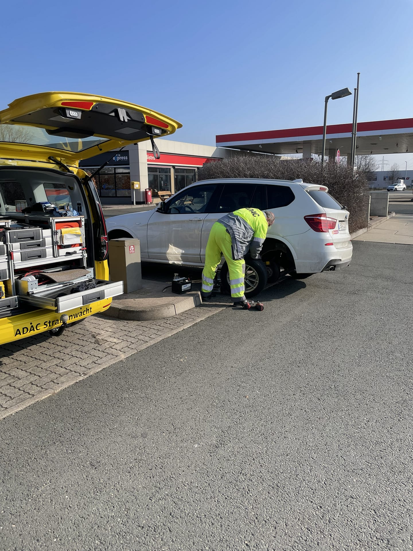 HYLA auf der Thüringen Ausstellung in Erfurt: 9 Tage Messe, die uns als Team auf ein neues Level gehoben haben 8 ADAC Einsatz bei Reifenpanne